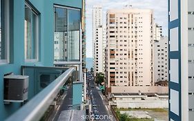 Apto com varanda 400m do mar B Camboriú RFT505