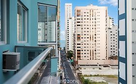Apto com varanda 400m do mar B Camboriú RFT505